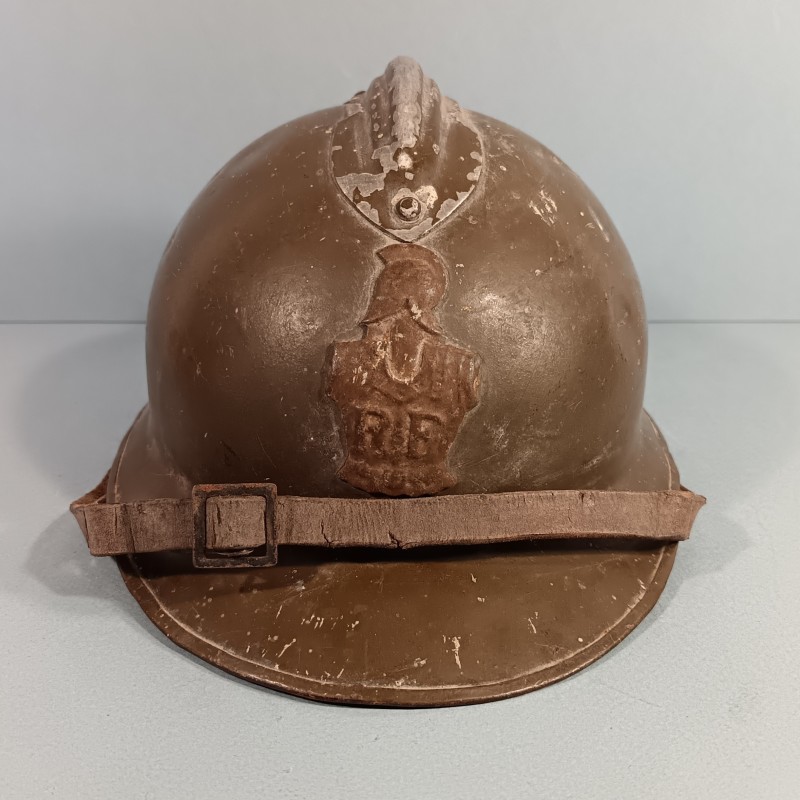 CASQUE TROUPE MODELE 1926 AVEC INSIGNE INFANTERIE MODELE 1915 KAKI  POUR LE GENIE AVEC NOM ET DANS SON JUS